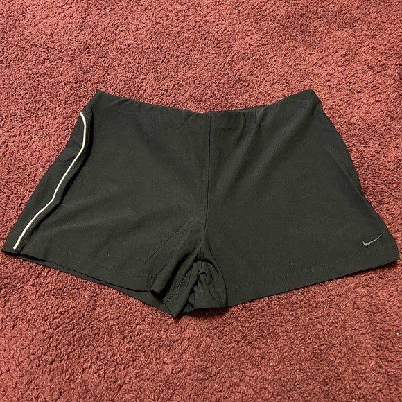 Womens Nike athletic shorts size Large (12-14) NWT great for volleyball/ B-Ball! - Picture 1 of 4